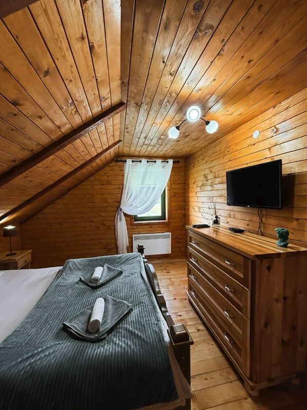 Spavaća soba sa TV-om — vikendice Žabljak